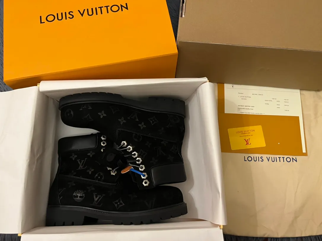 👟👟Ex-factory price 680👟👟 Men's size +10 LV x Timberland Louis Vuitton "Luxury Western" has been initially constructed, and the last link is the "shoes" that can make the style complete and communicative, so the "Shoe King of the Year" came into being. A major collaboration of the season, in a short video of only a few seconds, Fei Dong lifted the legs of his jeans to reveal a pair of classic Timberland rhubarb boots with the LV logo printed on the tongue. He then folded the tongue to reveal the Monogram logo printed on the inside. Size: 35-46